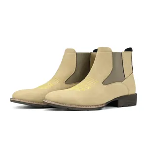 Zijaanzicht van beige suède Chelsea boots voor heren met geel borduursel.