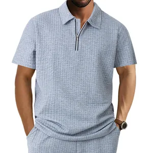 Detailansicht des strukturierten Jacquard-Stoffs eines schweren Herren-Polo-Zippershirts