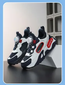 Gros plan sur des baskets pour enfants en mesh respirant avec boucle rotative.