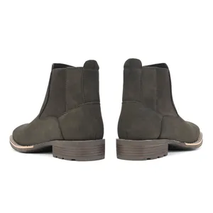 Achteraanzicht van bruine suède Chelsea-boots voor heren met stevige profielzolen