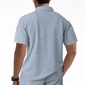 Rückansicht eines Herren-Polo-Shirts aus Jacquard mit schwerem, strukturiertem Stoff