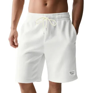 Détail du short en velours côtelé blanc pour homme avec cordon de serrage et coupe ample