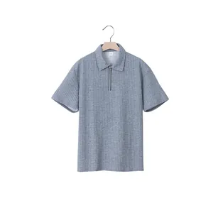 Detaillierte Vorderansicht des schweren Herren-Jacquard-Polo-Shirts mit Reißverschluss