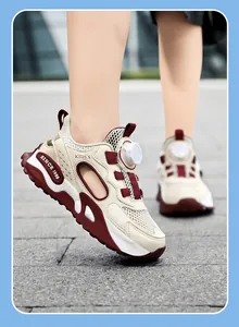 Vue détaillée des baskets respirantes pour filles avec fermeture rotative et tige en mesh