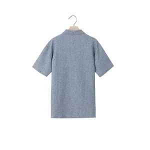 Rückansicht eines grauen, schweren Jacquard-Strick-Poloshirts für Männer am Kleiderbügel