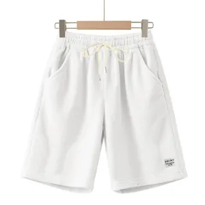 Vue détaillée du short en velours côtelé blanc avec cordon de serrage à la taille.