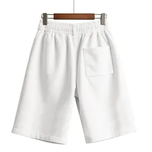 Vue arrière d'un short en velours côtelé blanc pour homme avec une poche et texture