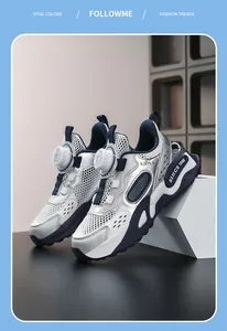 Gros plan sur les baskets pour enfants en maille argentée avec système de boucle rotative