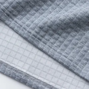 Makro-Detail des grauen Jacquard-Stoffs und der Nähte an einem Herren-Poloshirt