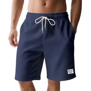 Vue détaillée du short en velours côtelé bleu marine pour homme avec cordon et patch
