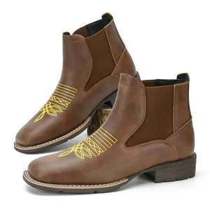 Elegante bruine Chelsea-boots voor heren met geel decoratief borduursel op de neus.