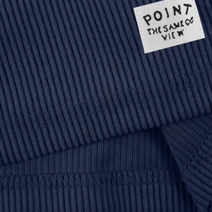 Détail en gros plan du tissu en velours côtelé bleu pour short décontracté homme