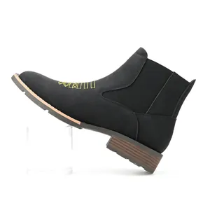 Stijlvolle zwarte Chelsea-boots voor heren met geel borduursel op de neus, matte afwerking