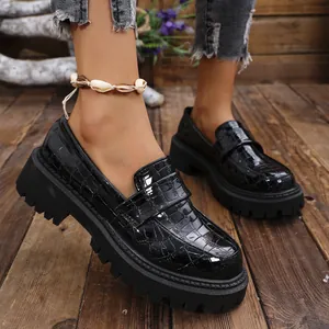 Eleganti mocassini platform neri da donna con motivo a coccodrillo e design britannico