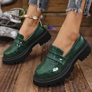 Eleganti mocassini platform verde scuro con trama a coccodrillo per un look retrò