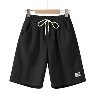 Short en velours côtelé noir pour homme avec cordon de serrage et coupe droite décontractée.