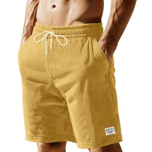Gros plan détaillé d'un short en velours côtelé jaune pour homme avec taille élastique