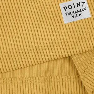 Détail macro de haute qualité sur velours côtelé jaune et étiquette cousue de short pour homme