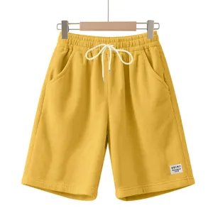 Vue détaillée d'un short en velours côtelé jaune avec taille élastique et cordon blanc