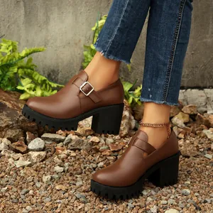 Γυναικεία καφέ loafers με χοντρό τακούνι, σόλα πλατφόρμα και μεταλλική αγκράφα λεπτομέρεια