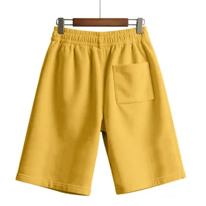 Vue détaillée du short en velours côtelé jaune avec poche arrière et taille élastique.