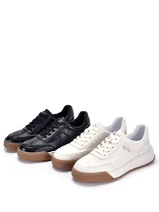 Dettaglio sneakers da uomo in pelle bianca e nera con spesse suole in gomma marrone