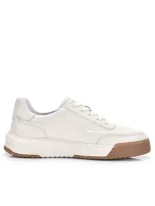 Dettaglio profilo laterale sneakers in pelle bianca da uomo con suola gomma.