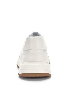 Vista posteriore dettagliata di eleganti sneakers da uomo in pelle bianca con suole spesse