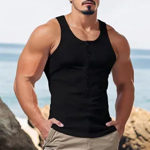 Detailaufnahme eines hochwertigen schwarzen Rippstrick-Unterhemdes für Herren mit Henley-Ausschnitt