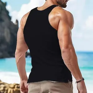 Detaillierte Rückansicht eines Mannes in einem schwarzen, gerippten, ärmellosen Tanktop am Strand