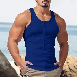 Herren Blau Geripptes Henley Tanktop mit Knöpfen in einer sonnigen Strandumgebung