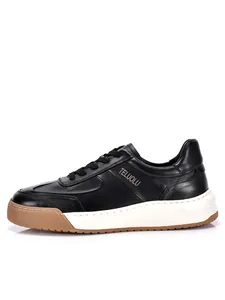 Vista laterale professionale di eleganti sneakers da uomo in pelle nera con suola spessa