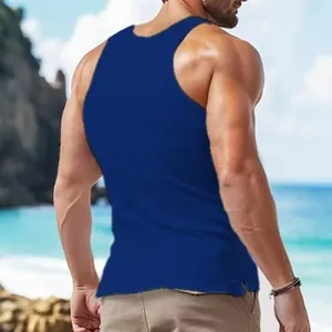 Detaillierte Rückansicht eines dunkelblauen, gerippten Strick-Tanktops für Männer am Strand.