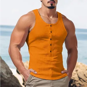 Nahaufnahme eines orangefarbenen gerippten Herren-Henley-Tanktops am Strandufer.