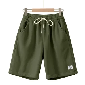 Dettaglio di pantaloncini di velluto a coste verde oliva uomo con cordoncino e logo