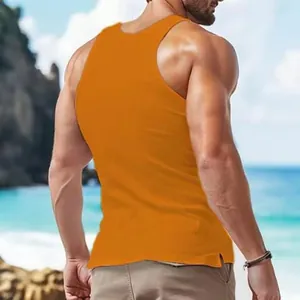 Rückansicht eines hochwertigen orangefarbenen Herren-Tanktops für die Sommermode am Strand