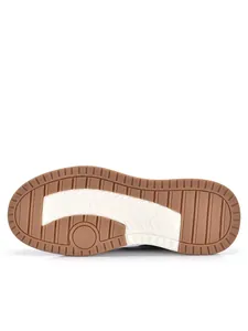 Dettaglio della suola in gomma antiscivolo per sneakers casual da uomo bianche
