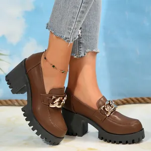 Κομψά γυναικεία καφέ loafers με χοντρό τακούνι, χρυσή αλυσίδα και σόλα πλατφόρμα