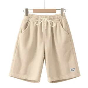 Dettaglio di pantaloncini di velluto a coste beige con coulisse e trama a coste di qualità