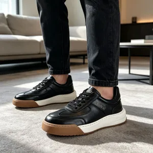 Sneaker casual da uomo in pelle nera con spesse suole bianche e fondo in gomma marrone