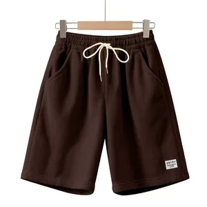 Dettaglio che mostra la trama dei pantaloncini di velluto marrone con la coulisse.