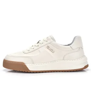 Sneaker casual classica da uomo in pelle bianca con spessa suola in gomma marrone e comfort