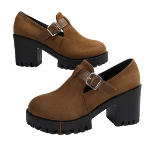 Γυναικεία καφέ loafers με πλατφόρμα, χοντρό τακούνι και μεταλλικές αγκράφες.