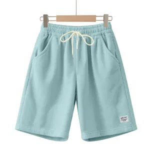 Dettaglio ravvicinato di pantaloncini in velluto a coste blu con coulisse