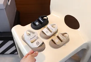 Detailansicht mehrfarbiger Baby-Sandalen mit geschlossener Zehenpartie und Klettverschluss