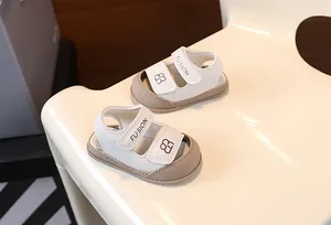 Nahaufnahme von Kleinkind-Sandalen mit weichen Sohlen und Klettverschluss-Riemen