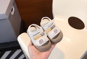 Nahaufnahme von beigen Babysandalen mit weicher Sohle und geschlossenem Design