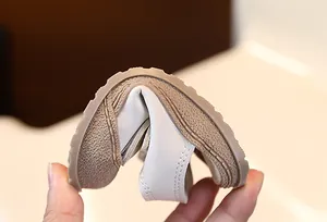 Detailansicht der außergewöhnlichen Flexibilität der Baby-Lauflernsandale mit weicher Sohle