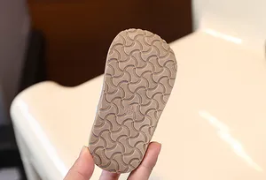 Detailansicht der rutschfesten Gummisohle einer Kleinkindsandale mit Größenmarkierung.