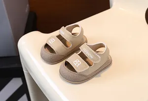 Detailansicht beige Baby-Sommersandalen mit weicher Sohle und geschlossenem Zehendesign